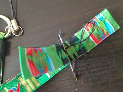 FUJI ROCK FESTIVALのリストバンドで縫い付けたら内側で糸を結びます