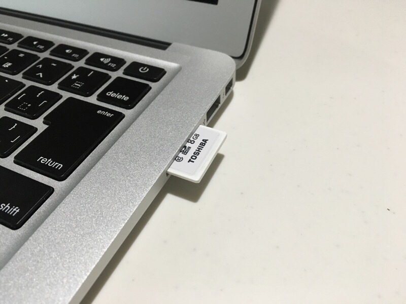 MacBook Airに普通サイズのSDカード突っ込めばはみ出る