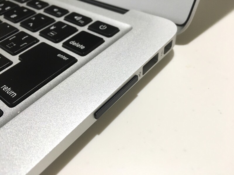 MacBook Airに挿してもはみ出ずスッキリなSDカードがある!