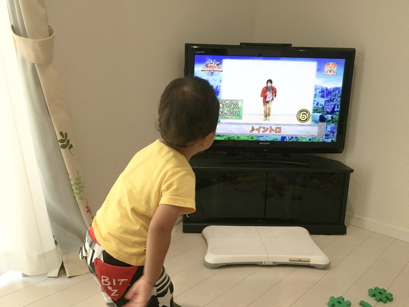 2歳児わが子、ジュウオウダンスでパパと一緒に本能覚醒